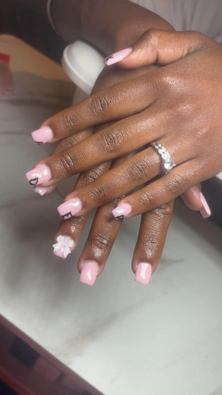 Ongles rose étoiles argentées — Mariam Rennes